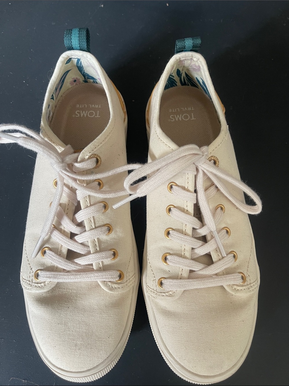 Toms Cream Canvas Women's Lace-Up Sneakers with Gold Eyelets size 6